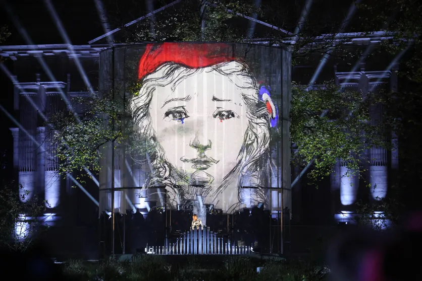 Détail du visage projeté sur le voile scénique