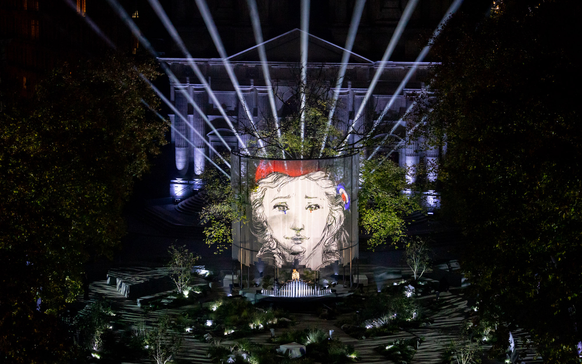 Projection vidéo et faisceaux lumineux autour de l’arbre