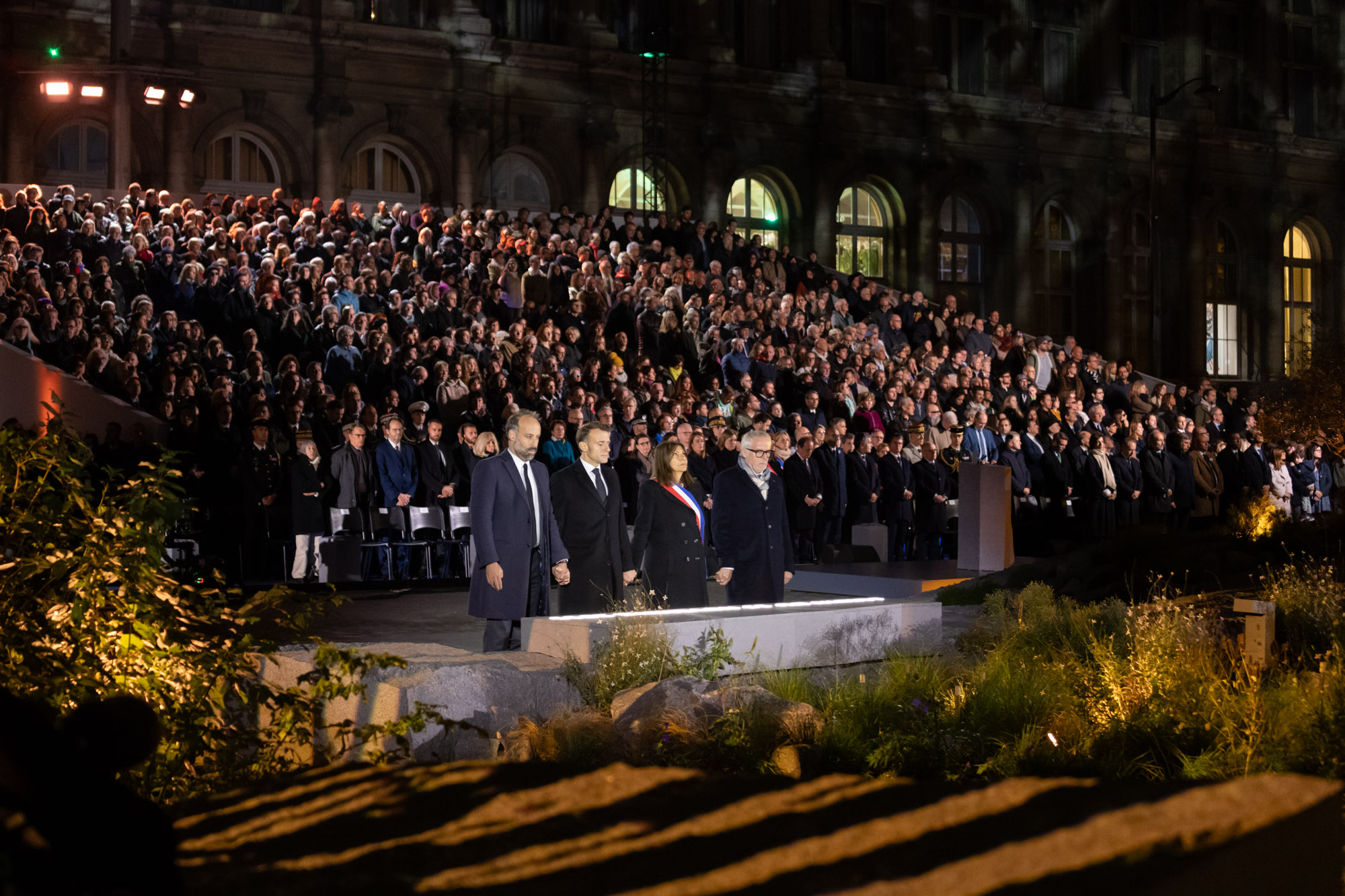 Un moment de recueillement dans le jardin éclairé