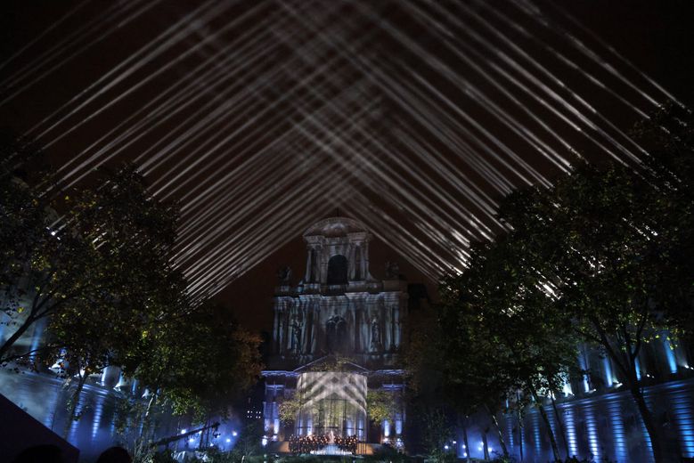 Les lignes de lumière se croisent au-dessus de la scène