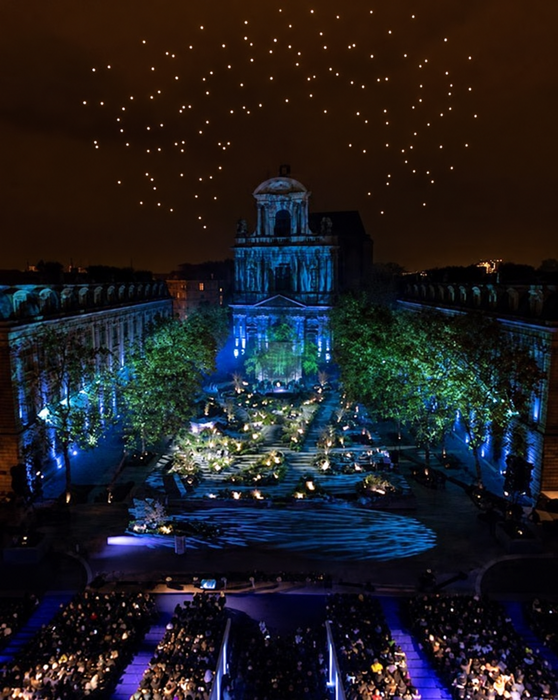 Vue verticale de la cérémonie sous les lumières du ciel