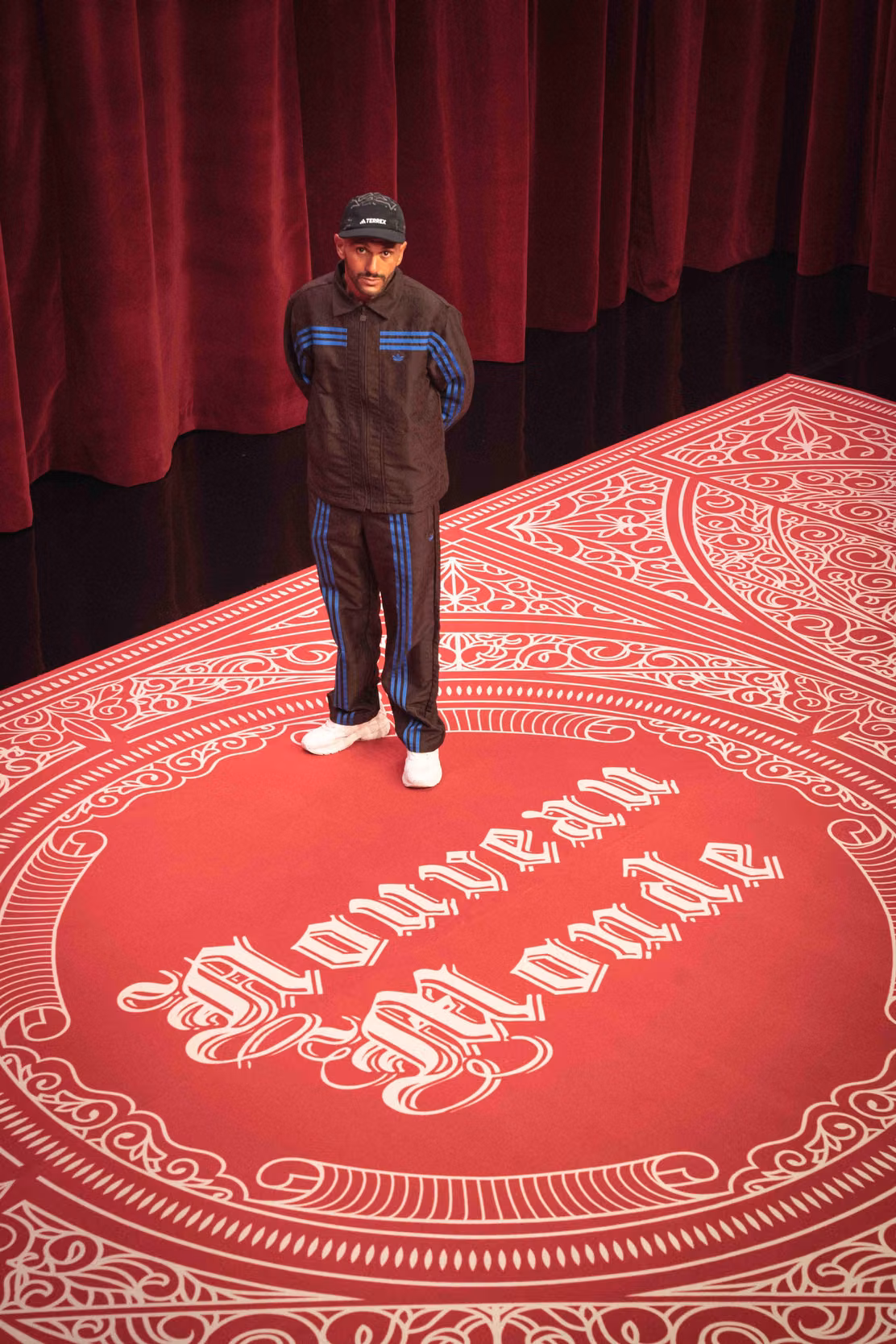 Malik Bentalha sur le décor rouge de Nouveau Monde