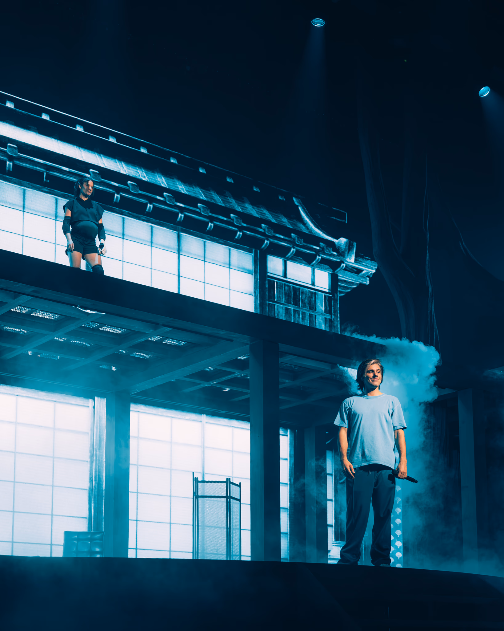 Orelsan devant le décor japonais éclairé en bleu