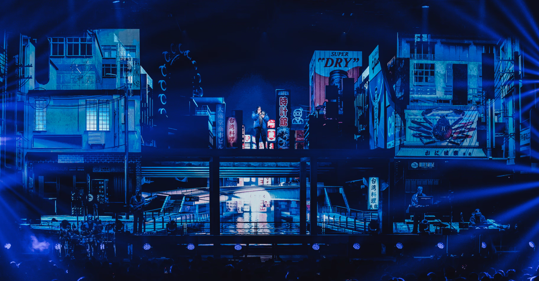 Décor urbain japonais et lumières bleues