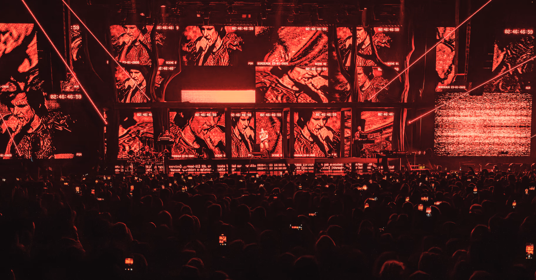 Collage vidéo rouge sur le décor de scène