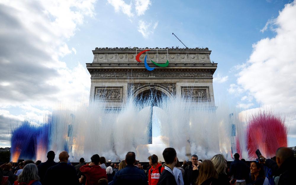 Célébration en journée devant l’Arc de Triomphe