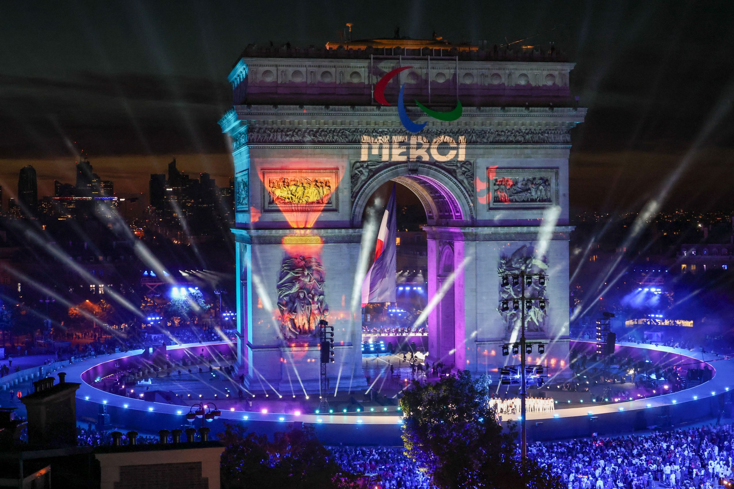 Arc de Triomphe illuminé avec la projection MERCI lors de la Parade des Champions