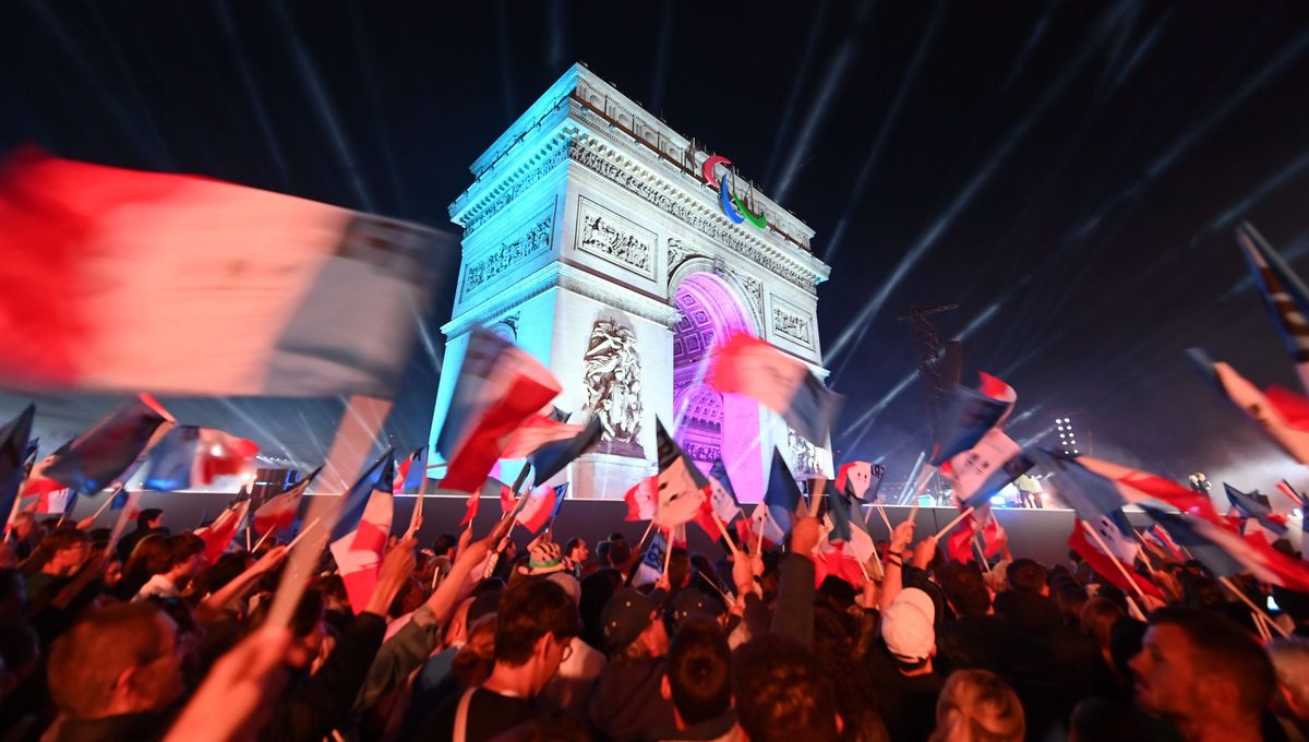 Drapeaux français dans le public devant l’Arc de Triomphe