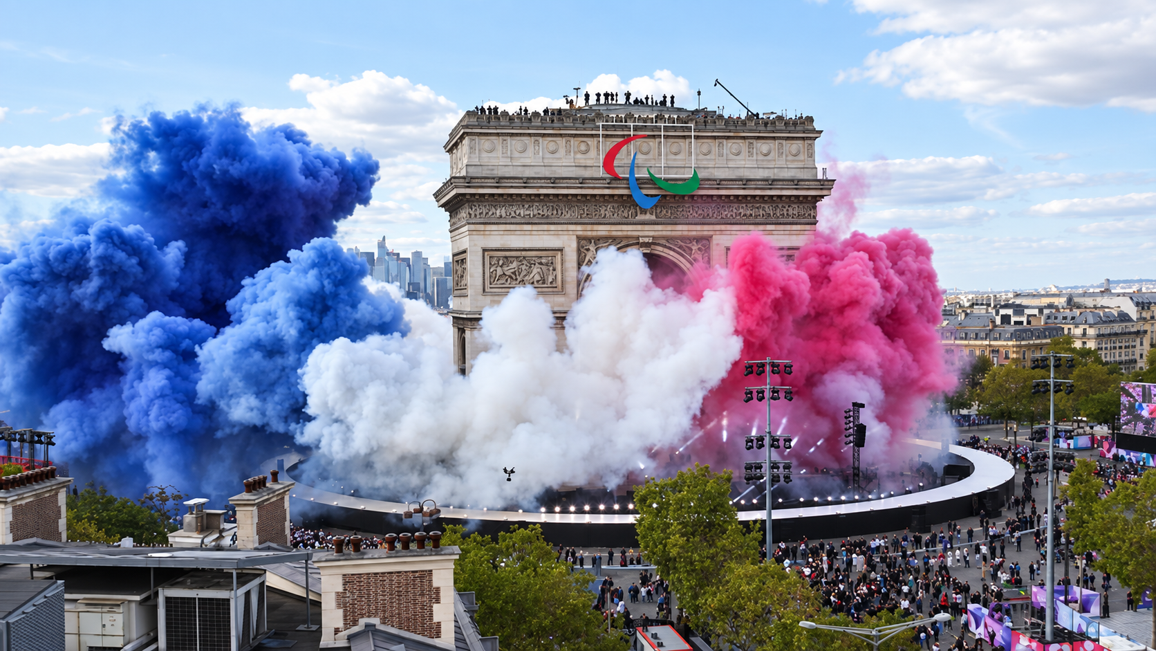 Fumigènes bleus, blancs et roses devant l’Arc de Triomphe
