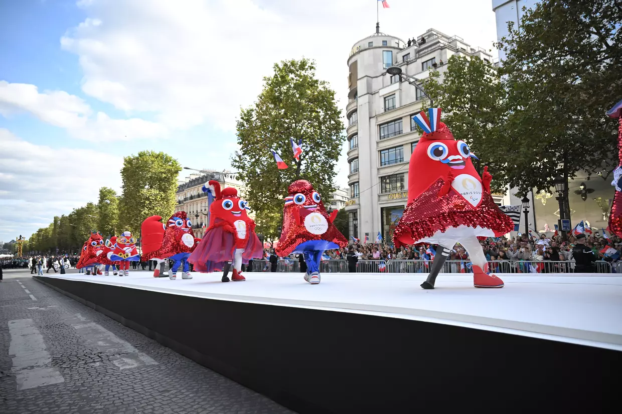 Les mascottes de Paris 2024 défilent sur les Champs-Élysées lors de la Parade des Champions