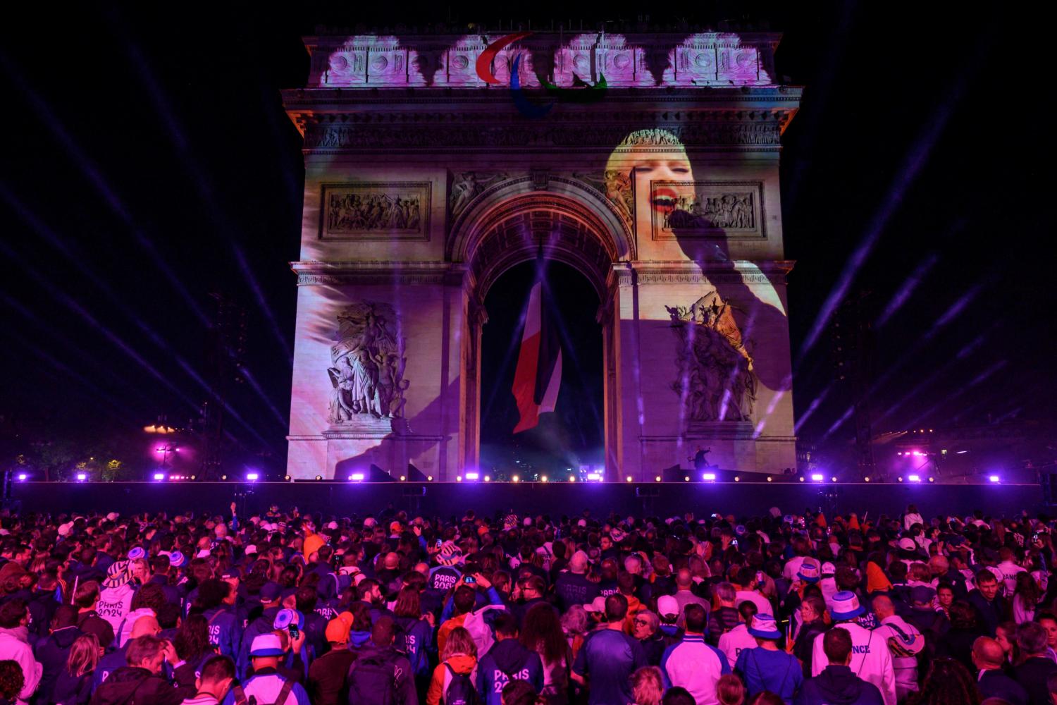 Projection vidéo sur l’Arc de Triomphe sous les lumières violettes