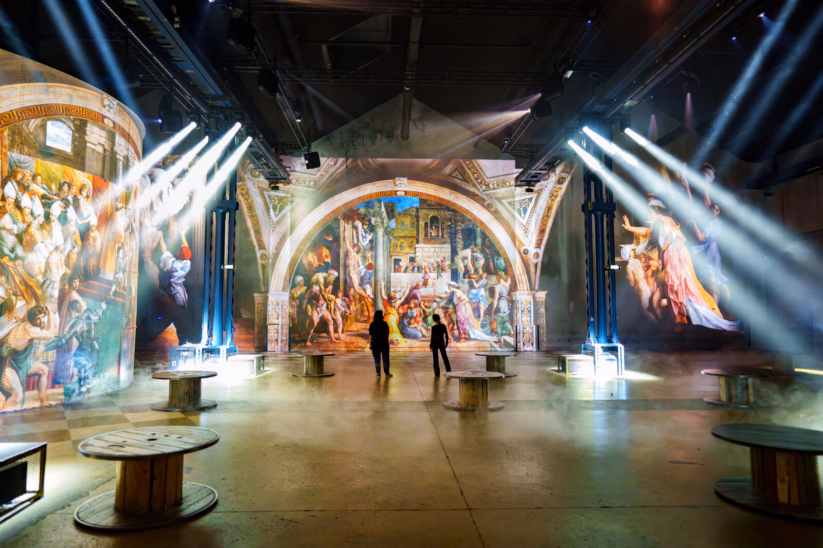 Fresques monumentales et faisceaux blancs à l’Atelier des Lumières