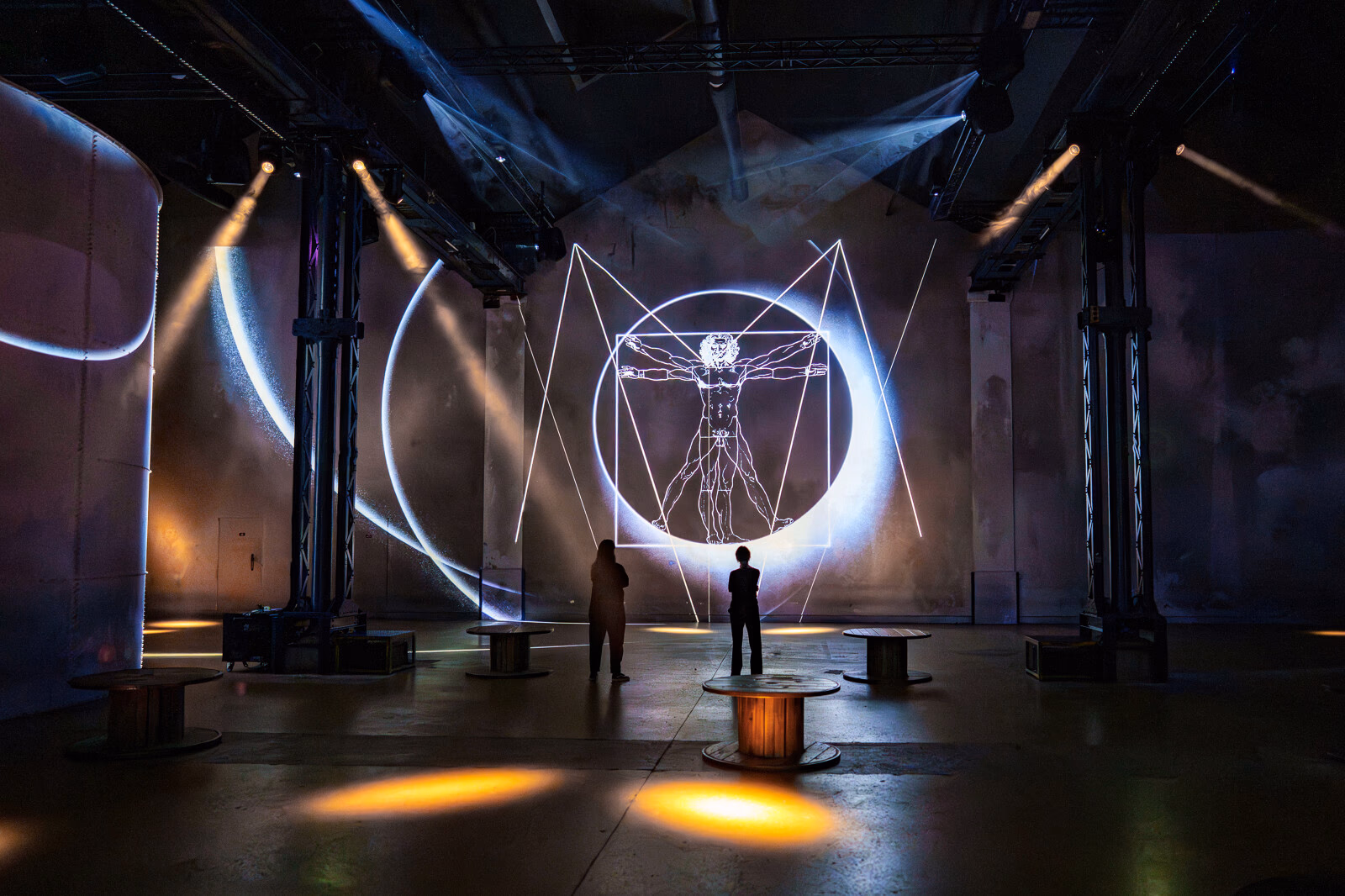 Projection de l’Homme de Vitruve dans la salle